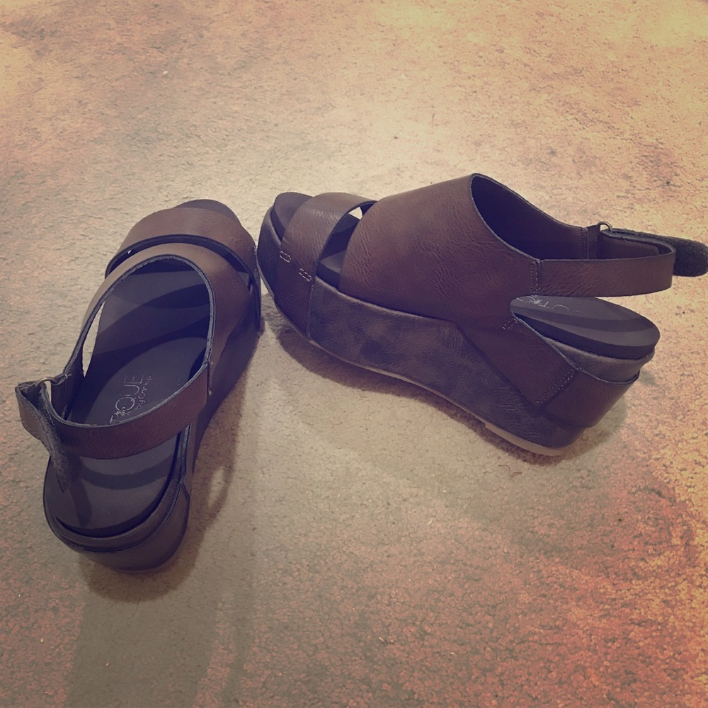 Women’s dark brown sandals